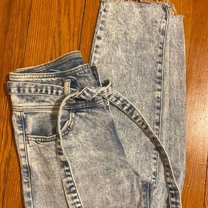 Cute Mom Jeans! Belted high rise vintage stretch So mom jeans size 1 juniors